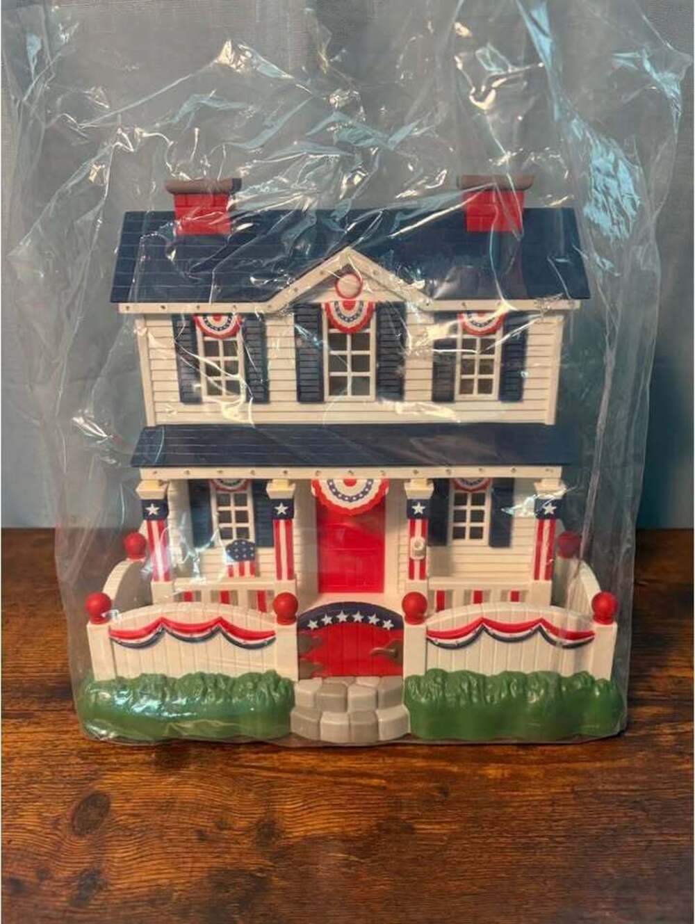 Avon Gift Collection – Patriotic Lighted Fiber Optic House (2003)
